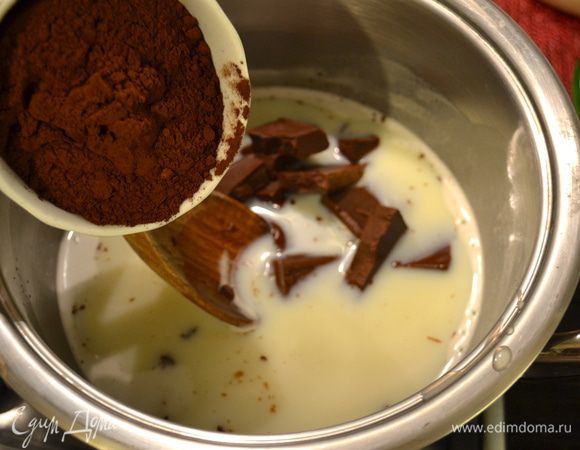 Снять с огня и добавить шоколад, поломанный на кусочки, какао порошок...