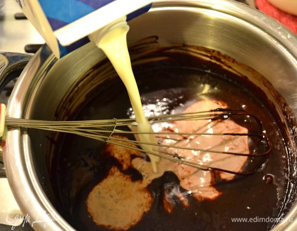 ...и оставшееся молоко. Поставить кастрюльку снова на огонь. Как следует размешать, чтобы не было комочков.  