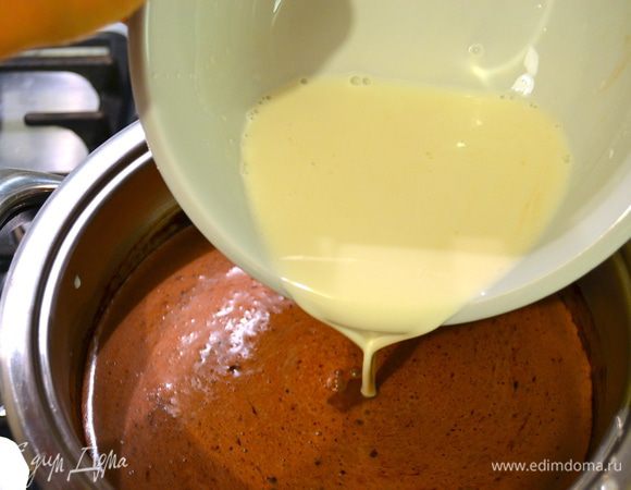 Ввести разведенный крахмал. Варить, постоянно помешивая до загустения крема...