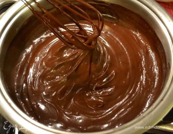 Готовый мусс приобретает очень красивую, шелковистую и нежную консистенцию!.. Главное, непрерывно помешивать во время заваривания крема. 