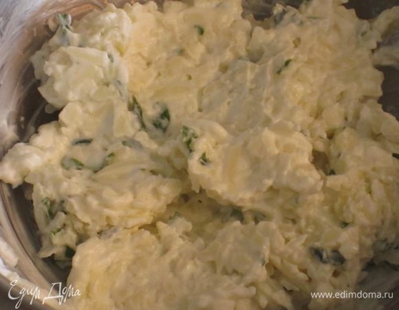 Базилик мелко порубить ножом. Сыр натереть на мелкой тёрке, добавить йогурт, базилик и хорошо перемешать. Поставить в холодильник.