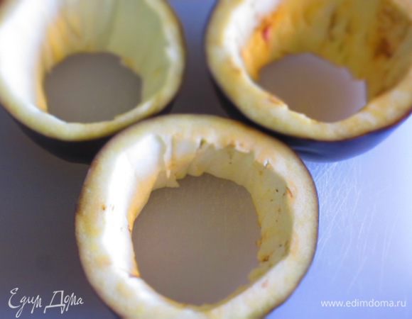 Баклажан разрезать  на 3 части. Получатся 3 цилиндра. Острым ножом вырезать мякоть, отступая на 0.5 см от бортика.