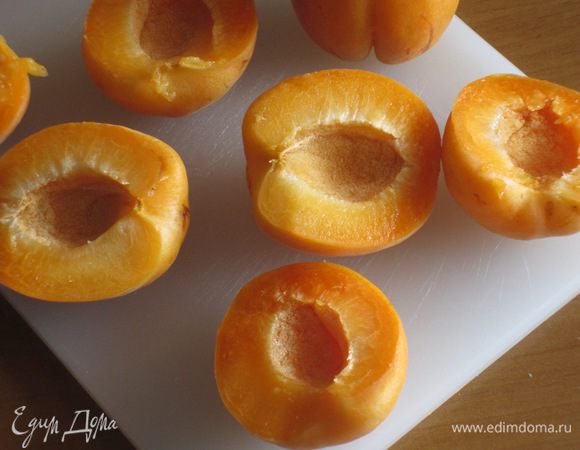 Абрикосы помыть и разделить на половинки.