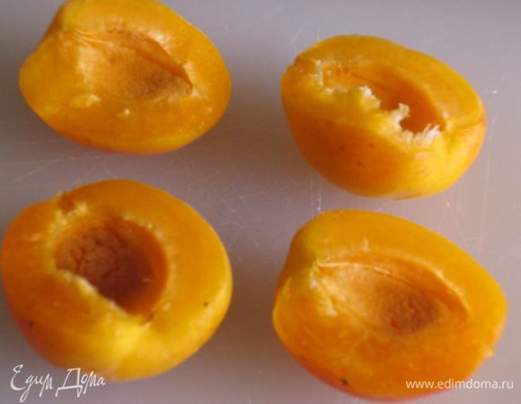 Абрикосы разделить на половинки.