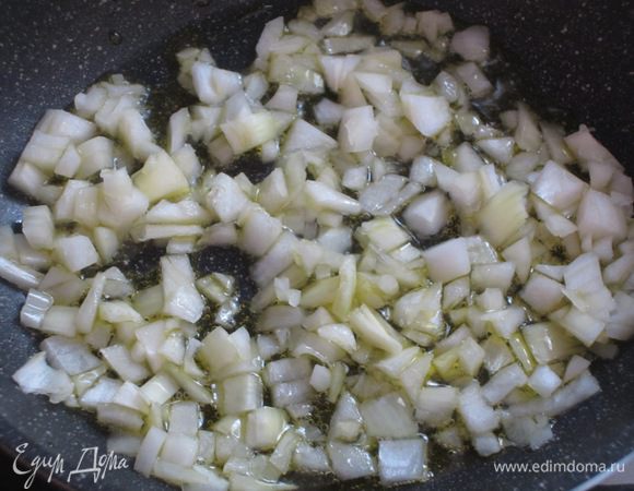 Лук мелко порезать. На сковороде разогреть оливковое масло и пассеровать лук несколько минут.