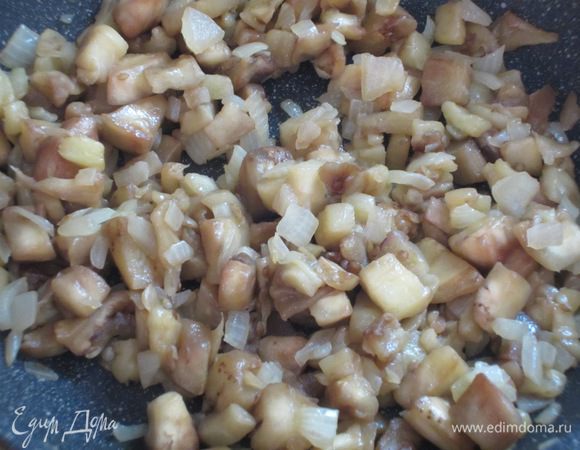 Мякоть баклажана порубить ножом и добавить к луку.Жарить 10 -15 минут до мягкости баклажанов.