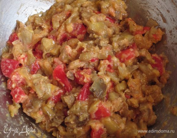 В миску выложить мякоть баклажанов,добавить  лук,помидоры,яйцо,пармезан,панировочные сухари,соль,перец и хорошо перемешать.