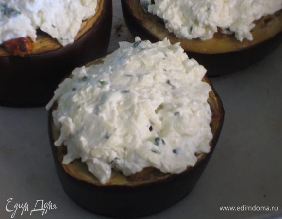 Сверху выложить сырно-базиликовую массу и запекать ещё 10 минут.