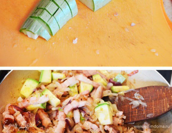 Режем кабачок, добавляем его к луку с грудинкой, поджариваем ещё 7-10 мин.