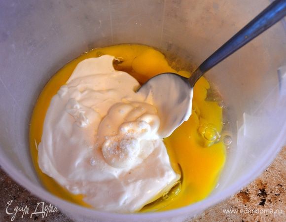 В отдельной посуде смешиваем яйца, сметану и соль.
