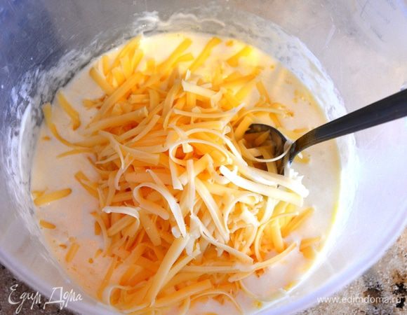 Натираем сыр, все перемешиваем.