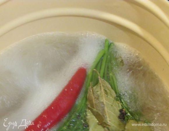 В кастрюлю налить воду, положить морковь, укроп, лук, нарезанный на несколько частей, красный горький перец, перец горошком, кориандр, лавровый лист, лимон, растительное масло, соль и довести до кипения.