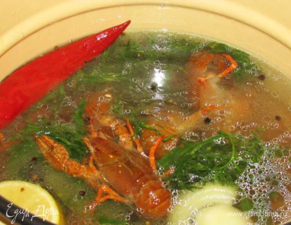 После этого опустить в воду живых раков, накрыть кастрюлю крышкой и варить 10-15 минут на сильном огне.