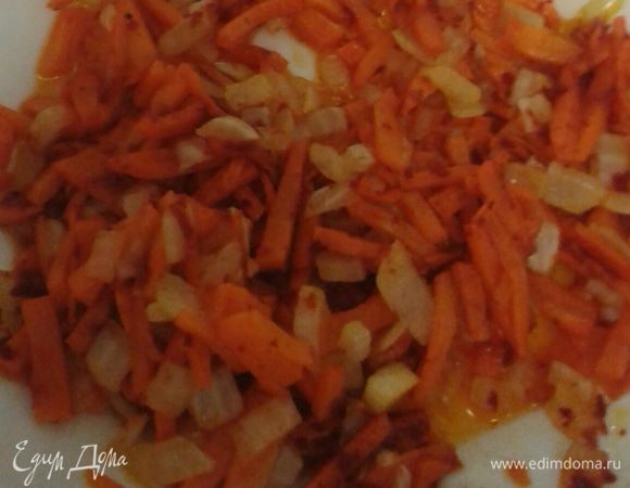 Лук и морковь мелко порезать. Пассеровать на разогретой сковородке до прозрачности (можно добавить белый корень (пастернак).