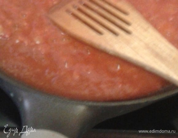 Затем часть поджарки отложить для фарша, а в остальной добавить порезанный мелко  помидор (шкуру предварительно снять), томатную пасту, щепотку сахара и потушить все минут 10. 