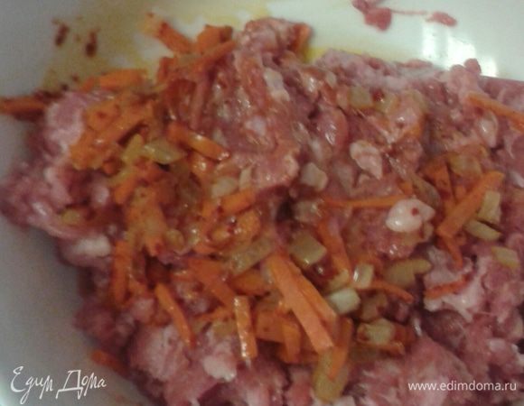  Далее смешиваем фарш. 