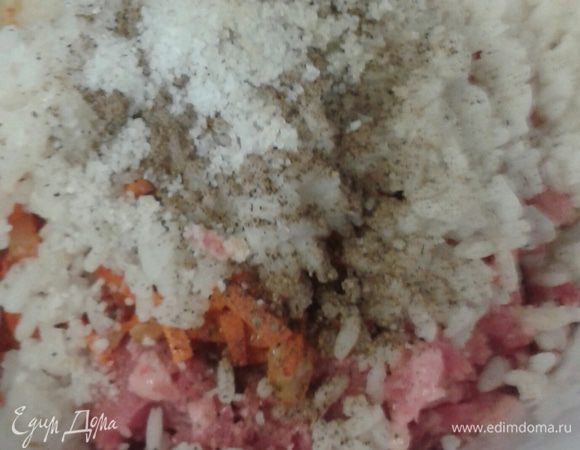 В мясной фарш добавляем отварной рис, пассерованный лук с морковью, соль, молотый черный перец.