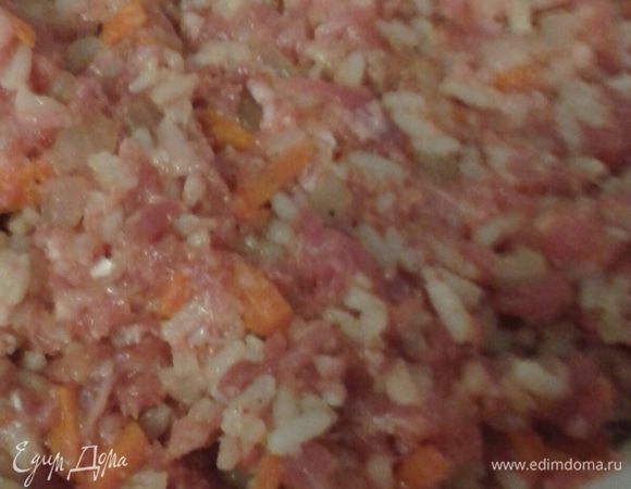 Все тщательно перемешиваем и начиняем наши перцы. 