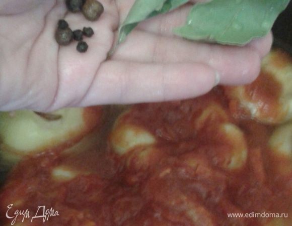 Далее томатную поджарку так, чтоб перцы были покрыты жидкостью, еще немного солим, далее черный перец горошком, лавровый лист.  