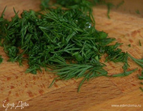 Укроп мелко порубить.