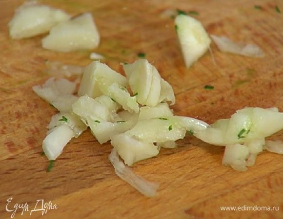 Чеснок почистить, раздавить плоской стороной ножа и мелко нарезать.