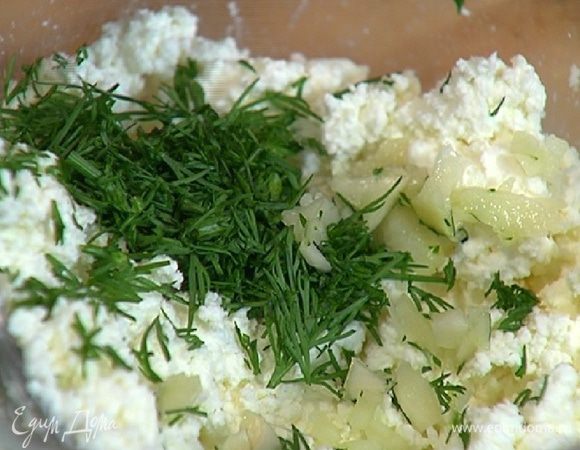 Творог размять вилкой, добавить сливочный сыр, укроп, чеснок, посолить, поперчить и перемешать.