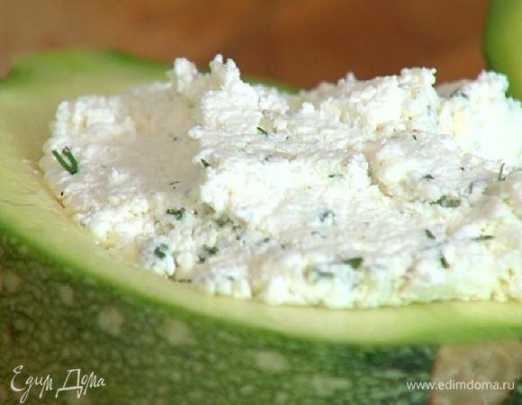 В углубления цукини выложить творожную начинку.