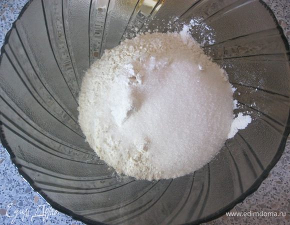 Тесто:
В миску просеять муку, смешать с сахаром, соль и щепоткой разрыхлителя.