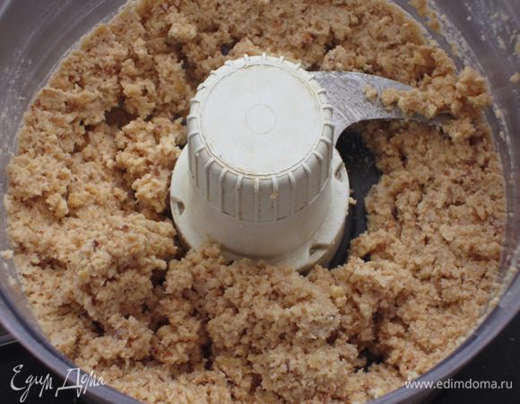 В миксере измельчить фундук с молоком и ромом.