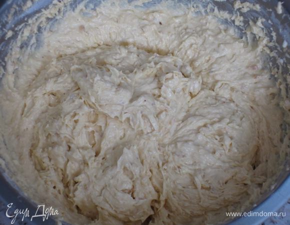 Сливочное масло комнатной температуры взбить с сахаром.Не прекращая взбивать,ввести яйца,добавить измельчённый фундук,муку с разрыхлителем.Взбивать до получения однородного теста.