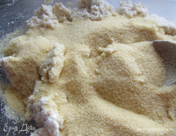 Творог смешиваем с сахаром и манкой.