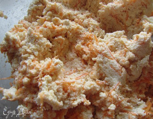 Добавляем морковь, натертую на крупной терке, ванильный сахар и корицу. Перемешиваем.
