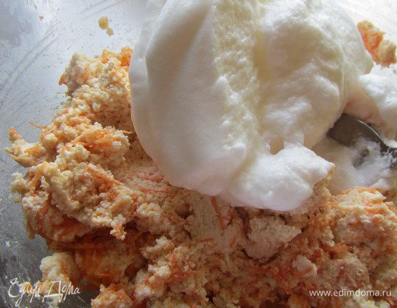 Белки взбиваем в пену и порционно добавляем в творожную массу. Аккуратно их вмешиваем, стараясь сохранить их воздушность.
