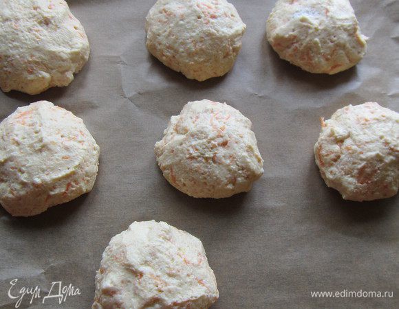 Формируем сырники (диаметром 8 см, +-).  У меня получилось 7 штучек.
