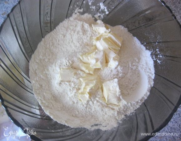 Добавить нарезанное небольшими кубиками холодное сливочное масло.
Перетереть в крошку.