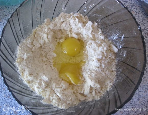 Добавить яйцо и мед, замесить песочное тесто.

*добавить 1-2 ст.л холодного молока - на случай, если тесто будет трудно собираться.
