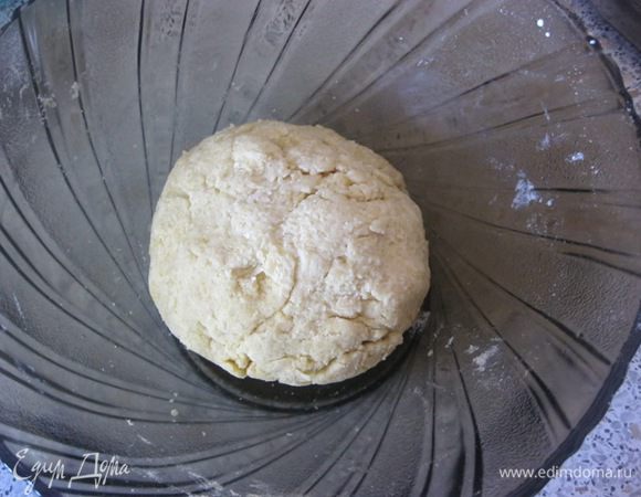 Сформировать шар, обернуть п.пленкой и убрать в холодильник на полчаса.

