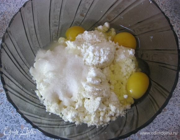 Начинка:
Творог смешать с сахаром, ванилью и крахмалом, перемешать.