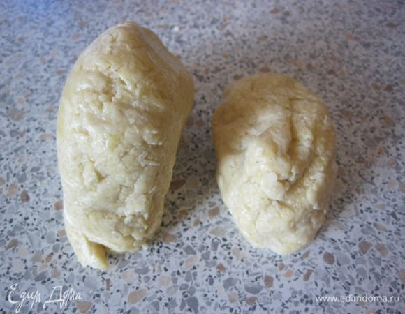 Разогреть духовку до 170 С.
От теста отрезать 1/3 часть - для "решетки".
бОльшую часть ( 2/3 теста) раскатать чуть больше размера формы.