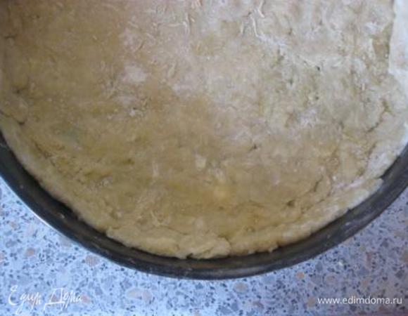 Выложить в форму, сделать высокие бортики. Равномерно распределить тесто.

Форма - 26 см.