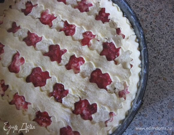 Оставшееся тесто на  пергам.бумаге раскатать пласт, нарезать на полоски.
Накрыть полосками пирог и закрепить края.
* У меня осталось чуть-чуть теста, я также нарезала полосочки и выложила по кругу пирога, чуть-чуть придавливая.

Выпекать 40-45 минут.