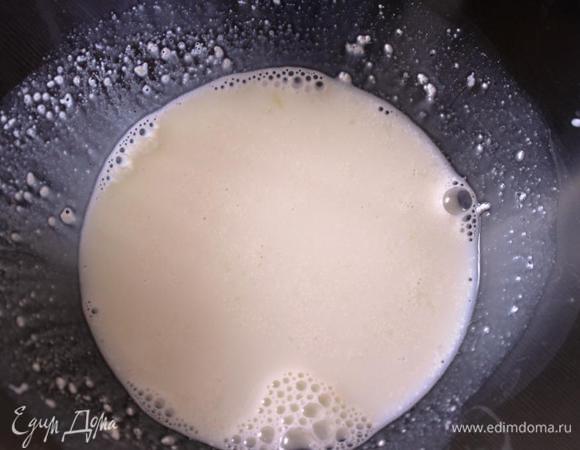 Если нет готовой пахты берем полстакана молока, подогреваем его, но не кипятим, добавляем 1 ч.л. лимонного сока и оставляем минут на 5.