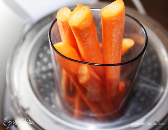 А пока натираем морковку.