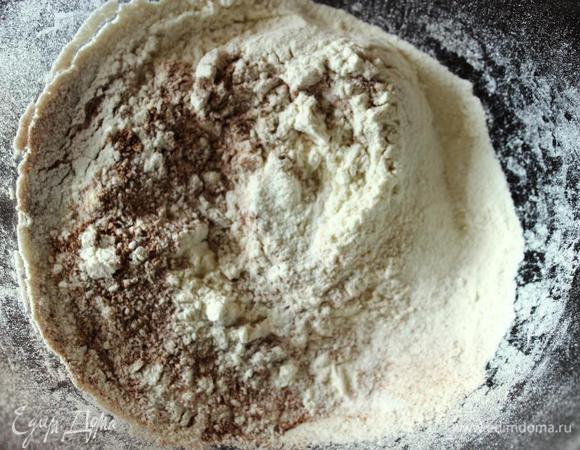 Просеиваем в миску муку, разрыхлитель, соду, соль, корицу и ванилин. 