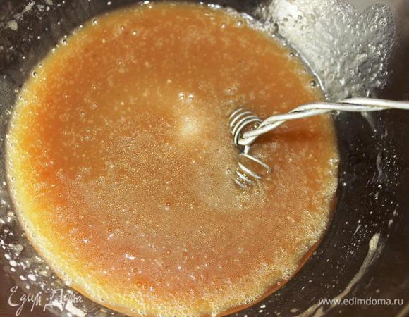 Взбиваем в другой миске пахту, масло и оба вида сахара.