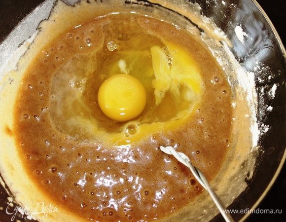 К жидкой массе добавляем половину сухой. Перемешиваем. 
Подмешиваем яйца. Затем всыпаем оставшуюся сухую смесь. Перемешиваем.