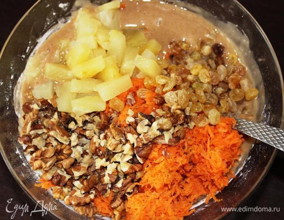 Добавляем кокосовую стружку, морковь, орехи, изюм и сцеженный, порезанный на кусочки ананас (у меня уже был кусочками).