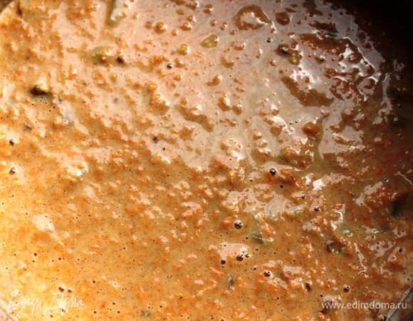 Все перемешиваем и выливаем в застеленную смазанным маслом пергаментом форму. Ставим в духовку на 60-70 минут. Готовность проверяем методом «сухой спички».