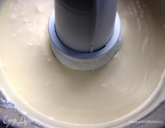 А пока готовим крем. Взбиваем сливочный сыр комнатной температуры (у меня был Маскарпоне) с сиропом от ананаса и сахарной пудрой.