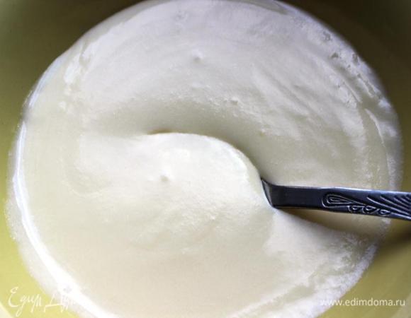 Пудрой регулируйте по вкусу сладость и густоту крема. Я добавила 6 ст.л. с маленькой горкой. У меня получился средний по густоте и сладости крем. Добавив пудры больше можно сделать густую глазурь, которая станет более белой и затвердеет при охлаждении, образуя приятную корочку.